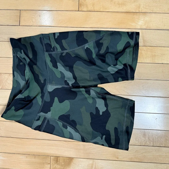 OLD NAVY Active PowerSoft Green Camo Biker Shorts size Small - Picture 2 of 6